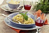 Spaghetti mit Parmesan und Basilikum; Rotwein