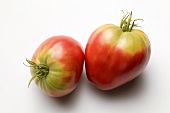 Zwei rot-grüne Tomaten der Sorte German Red Strawberry