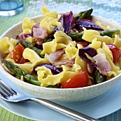 Pasta salad with bacon, green asparagus and tomatoes