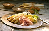 Weisser Spargel mit Kochschinken und Petersilienkartoffeln