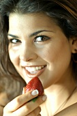Junge Frau mit frischer Erdbeere