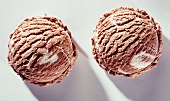 Zwei Eiskugeln Schokoladen-Vanille-Eis