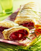 Blätterteigstrudel mit Obstfüllung