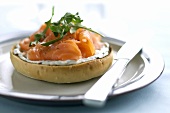 Bagel with soft cheese, smoked salmon and rocket