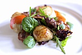 Salad leaves with fried scallops