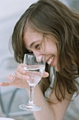 Lachende Frau mit Glas Wasser