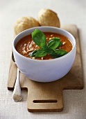 Tomatensuppe mit Pinienkernen und Basilikum