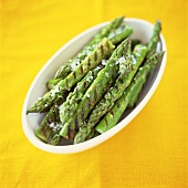 Barbecued green asparagus