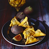 Hamantaschen (Mohngebäck mit Honig) und Feigen