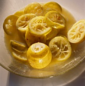 Eingelegte Zitronen in Salzlake