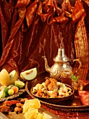 Orientalisches Menü mit Wachtel, Couscous, Früchten und Tee
