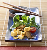 Feldsalat mit Tofu und Shiitakepilzen (Japan)