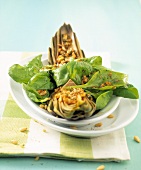 Spinach salad with artichokes