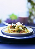 Linguine mit Tomaten, Kapern und Kräutern