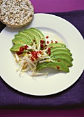 Avocadocarpaccio mit Sprossen und Reiswaffeln