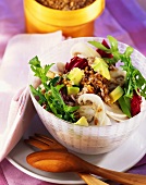 Körnersalat mit Avocado, Pilzen und Rucola