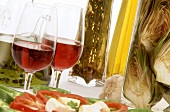 Zwei Gläser Rotwein und italienische Antipasti