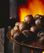 Sweet chestnuts in front of the fire