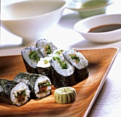 Hosomaki-Sushi mit Shiitakepilzen und mit Gurke und Sesam