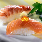Nigiri-Sushi mit Lachs und mit Garnelen
