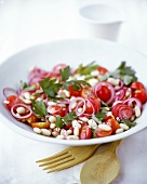 Bohnensalat mit Zwiebeln und Tomaten