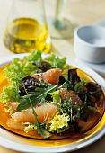 Mixed salad leaves with grapefruit segments