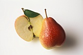 Eine Birne und ein halber Apfel