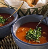 Tomatensuppe mit gehacktem Basilikum