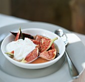 Poached figs with cream and honey sauce