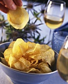 Kartoffelchips im Schälchen