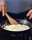 Making scrambled egg with cream