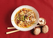 Glasnudelsuppe mit Pilzen und Tofu (Asien)