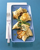 Pasta envelopes with spinach filling and fried onion rings