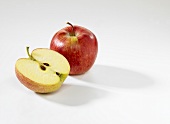 Ganzer und halber Apfel (Sorte Jonared)