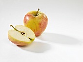 Ganzer und halber Apfel (Sorte Pinova)