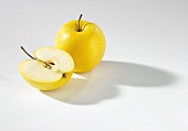 Ganzer und halber Apfel (Sorte Golden Delicious)