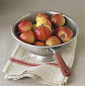 Frische rote Äpfel im Küchensieb