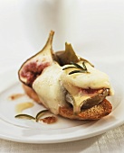 Toast with roasted figs and cheese