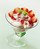 Strawberry yoghurt cream with fresh strawberries