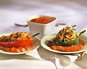 Gefüllte Paprika mit Sauerkraut in Tomatensauce
