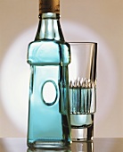 Absinth in Flasche und Glas