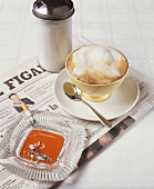 Tasse Cappuccino, Zigarette und französische Zeitung
