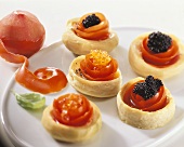 Tomatenrosen mit Kaviar auf Artischockenböden
