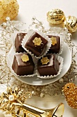 Weihnachtliches Schokoladenkonfekt mit kandiertem Ingwer