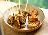 Spicy meat skewers with garlic bread (Andalucia)