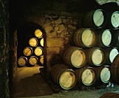Holzfässer im Weinkeller