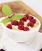 Vanillecreme mit frischen Himbeeren