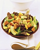 Blattsalat mit Hähnchen, Avocado und Mango