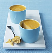 Kürbis-Vanille-Pudding in zwei blauen Schalen