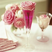 Romantische Tischdeko mit Rose im Sektglas